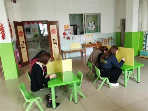 幼儿园教室开门空座位变满座