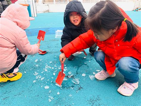 幼儿园舔冰
