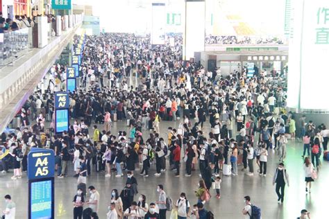 广州南站旅客大批滞留图片