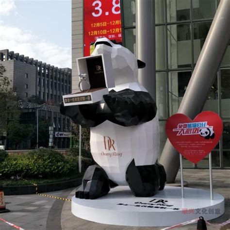 广州品牌形象玻璃钢卡通熊猫雕塑