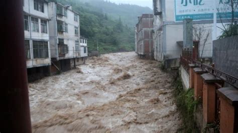 彝良持续暴雨引发山洪死了几个人