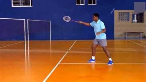 怎么打羽毛球基础教程视频