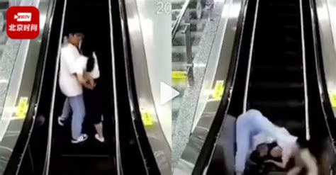 情侣在电梯拥吻摔倒