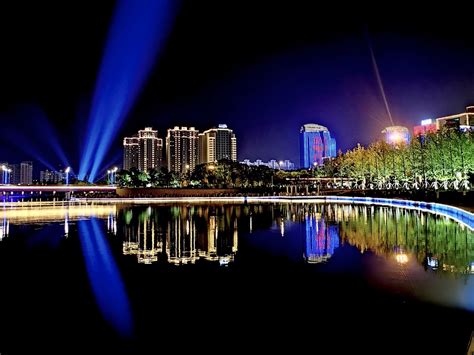 扬州明月湖的夜晚霓虹更璀璨