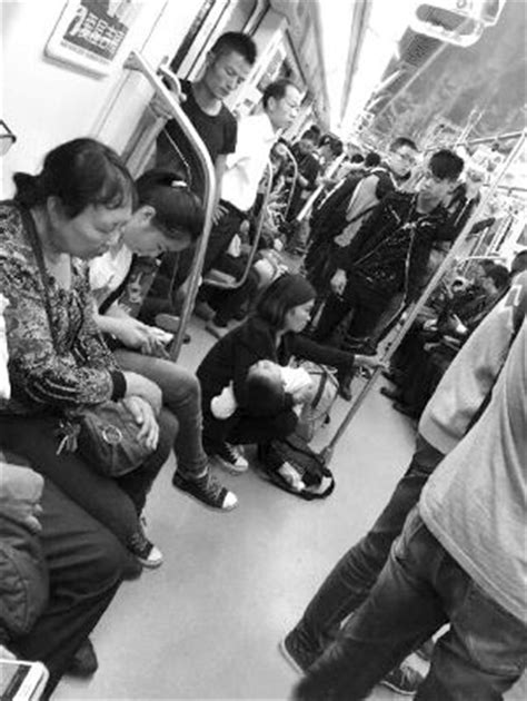 抱孩子地铁没人让座了