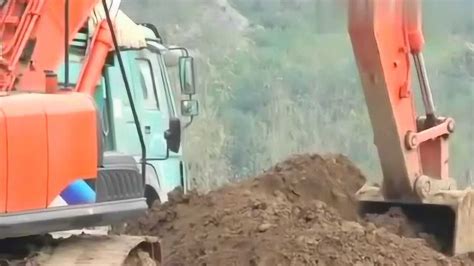 挖掘机挖土视频