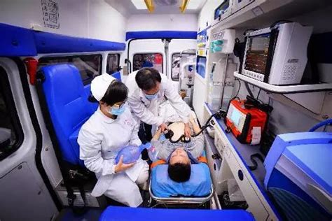 救护车抢救病人图片