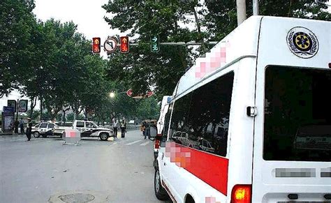 救护车过红灯被撞谁负责