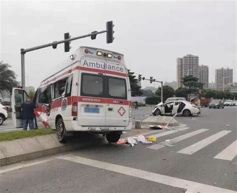 救护车闯红灯和轿车撞击