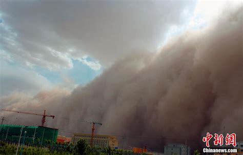 新疆列车遭特大沙尘暴袭击