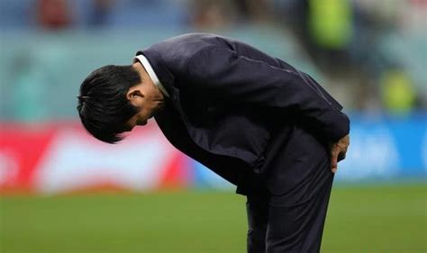 日本主帅向球迷鞠躬道歉