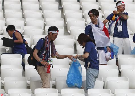 日本球迷自发在赛后清理看台垃圾