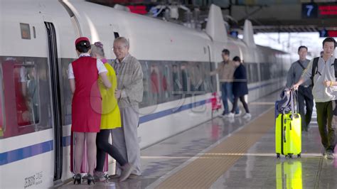 春运乘客 经过站台进站上火车视频
