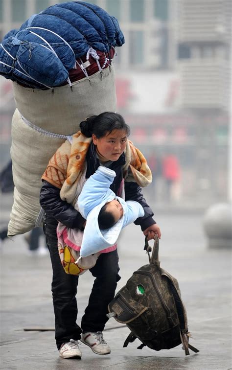 春运妈妈背行李抱孩子找到了