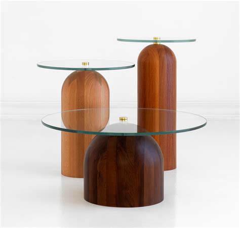 木底座钢化玻璃桌子