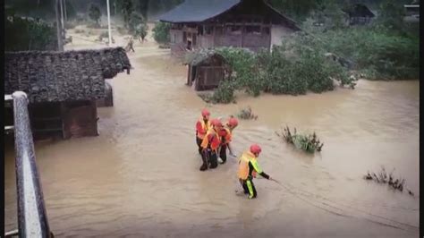 村民被洪水困住一小时