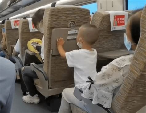 杨迪坐高铁被带孩子