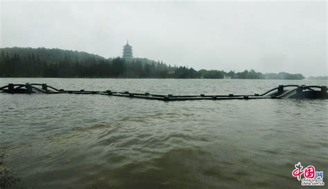 杭州西湖被暴雨隐藏