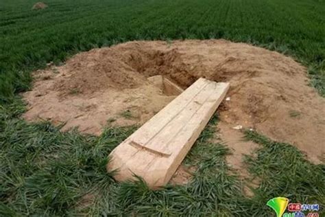 案发现场 男人挖他人坟墓被警察抓