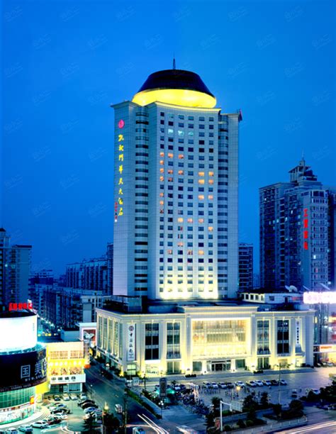 武汉华天大酒店附近的商场