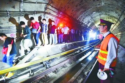 武汉地铁故障乘客走隧道疏散