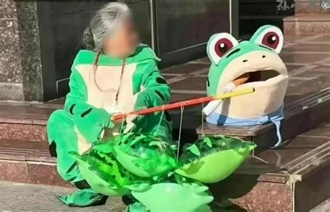 武汉街头卖青蛙
