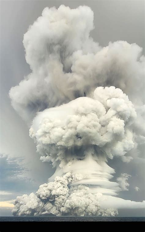 汤加火山喷发照片上的飞机