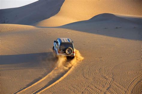 沙漠行驶中车陷入沙子