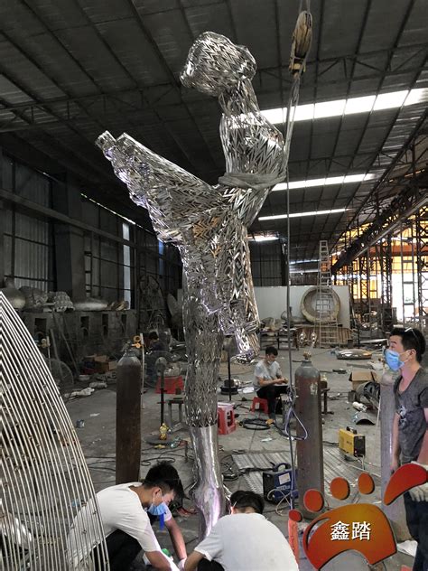 河南价值观人物不锈钢雕塑生产过程