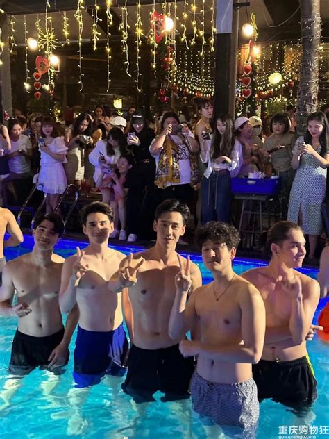 泰国男模泳池餐厅被爆丑照
