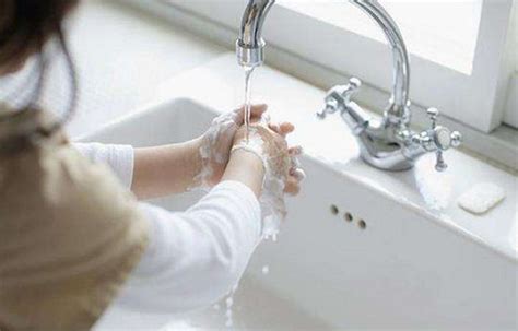 流水洗手时应该冲洗