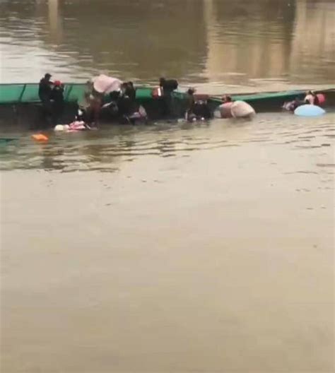 浮桥断裂18人落水获救