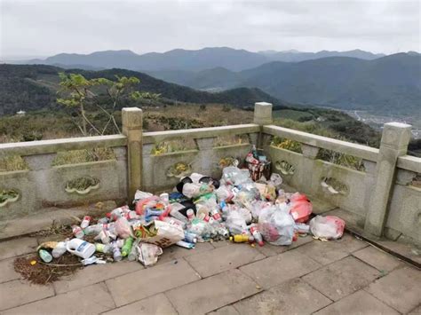 游客在黄山景区随手扔垃圾