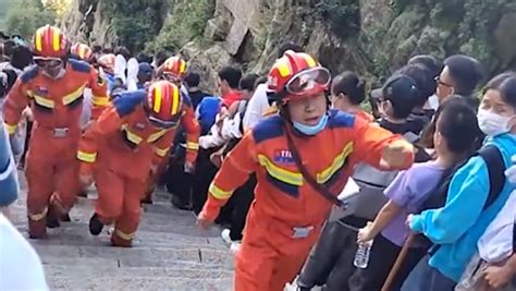 游客爬泰山被消防员用担架抬下山