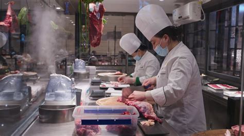 火锅店剁肉厨工