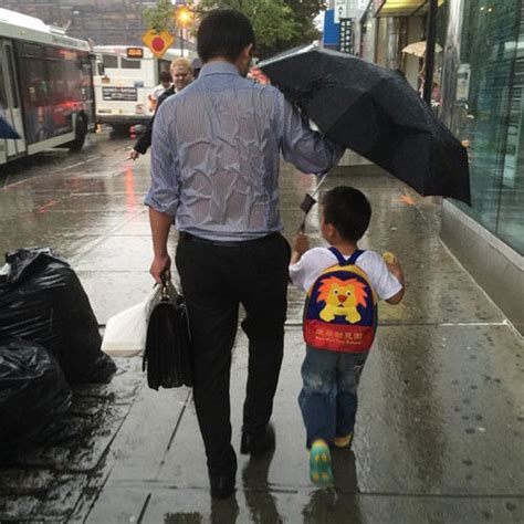 父亲为儿子撑伞