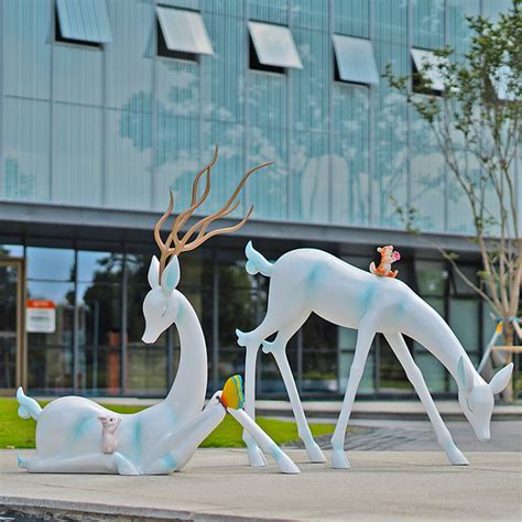 玻璃钢彩绘小鹿雕塑