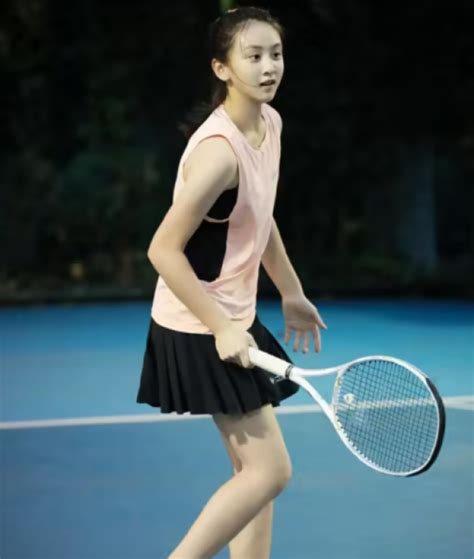 田亮晒女儿网球训练照