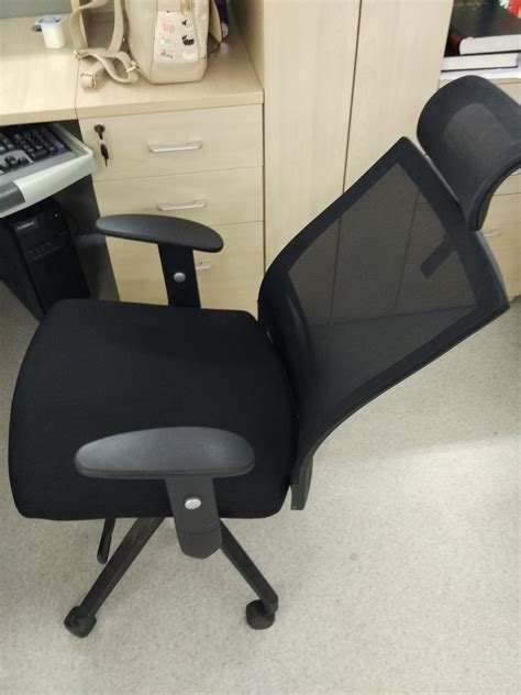 电脑椅如何调节靠背高低图解