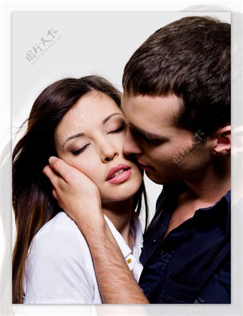 男人吻女人摸了女人的脸