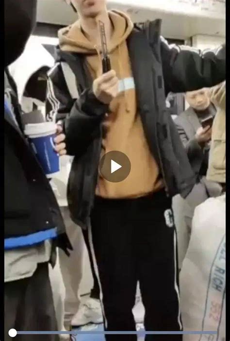 男子上海地铁内耍刀玩