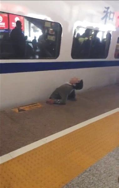 男子下火车回家冷死了