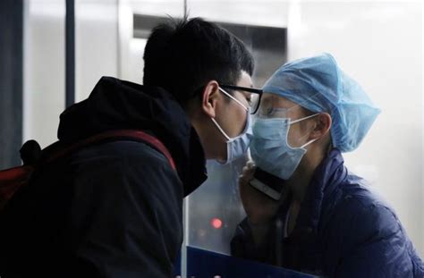 男子在医院宣传栏吻女医生图片