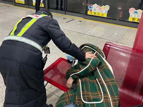 男子突然晕倒地铁站内暖心救助