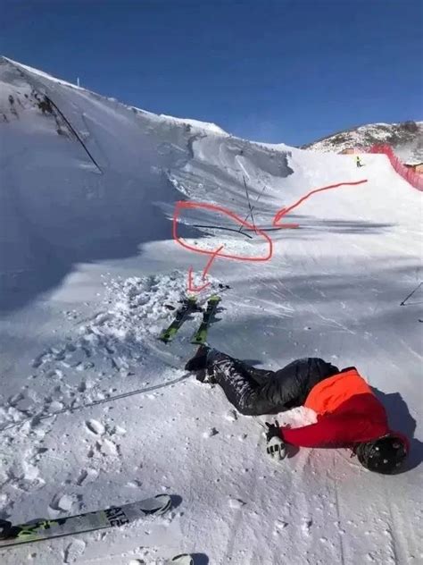 男子第一次滑雪劈叉摔倒