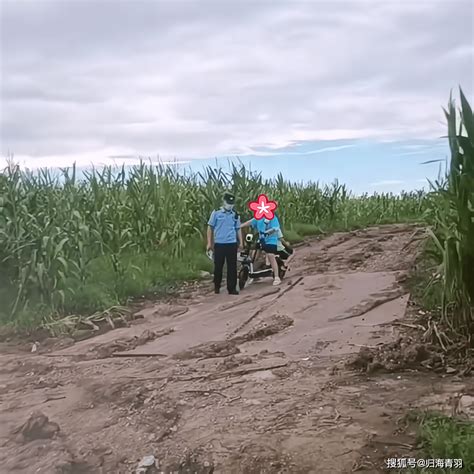 男子踩点后带女友偷玉米