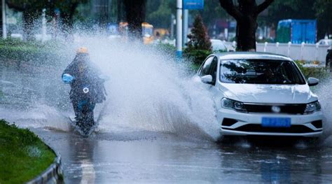 男子骑摩托路过被泼一身水