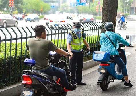 男子骑电动车被交警处罚