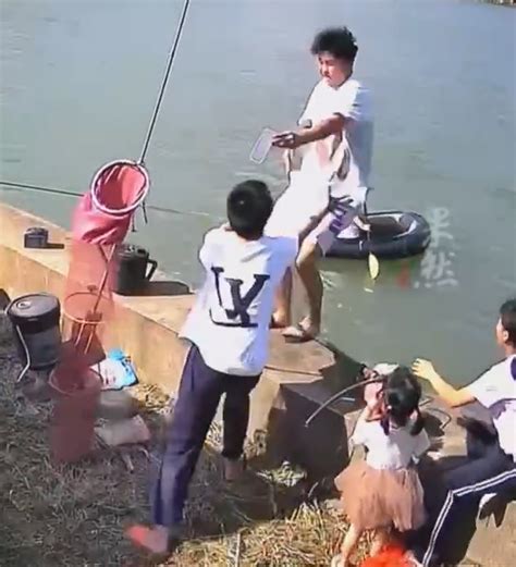男生掉入鱼塘前紧急扔出手机