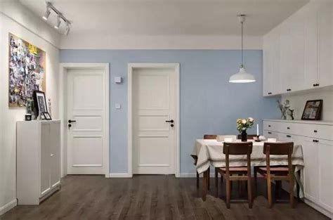 白色墙面配什么颜色的门和家具